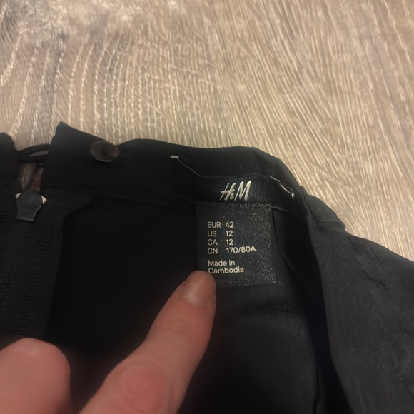 H&M black tulip hem skirt size 12 EUC - Picture 2 of 3